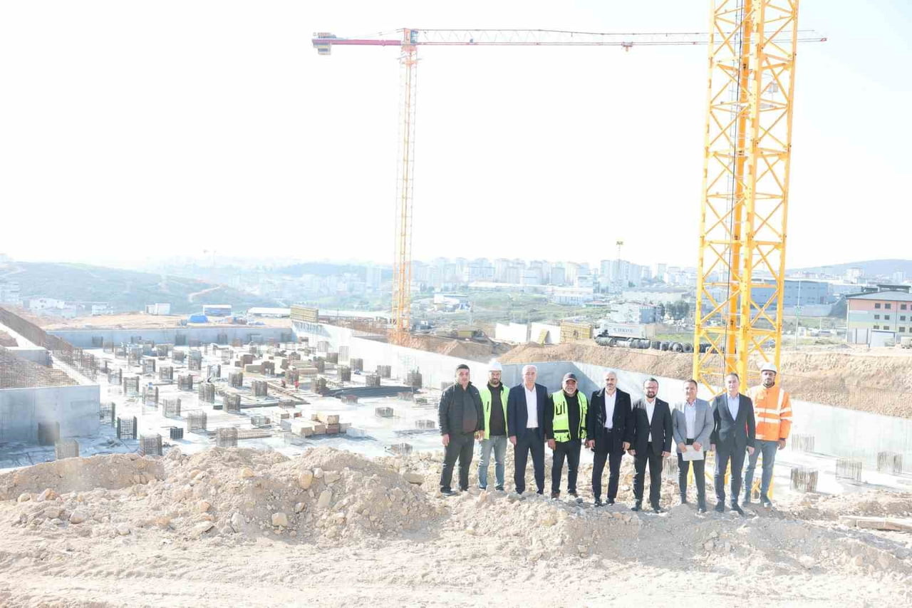 ÇAYIROVA BELEDİYE BAŞKANI BÜNYAMİN ÇİFTÇİ, İLÇEDE YAPIMI DEVAM EDEN ÇAYIROVA DEVLET HASTANESİ...