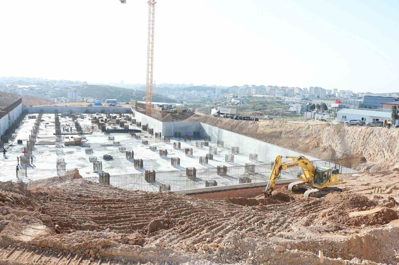 ÇAYIROVA BELEDİYE BAŞKANI BÜNYAMİN ÇİFTÇİ, İLÇEDE YAPIMI DEVAM EDEN ÇAYIROVA DEVLET HASTANESİ...