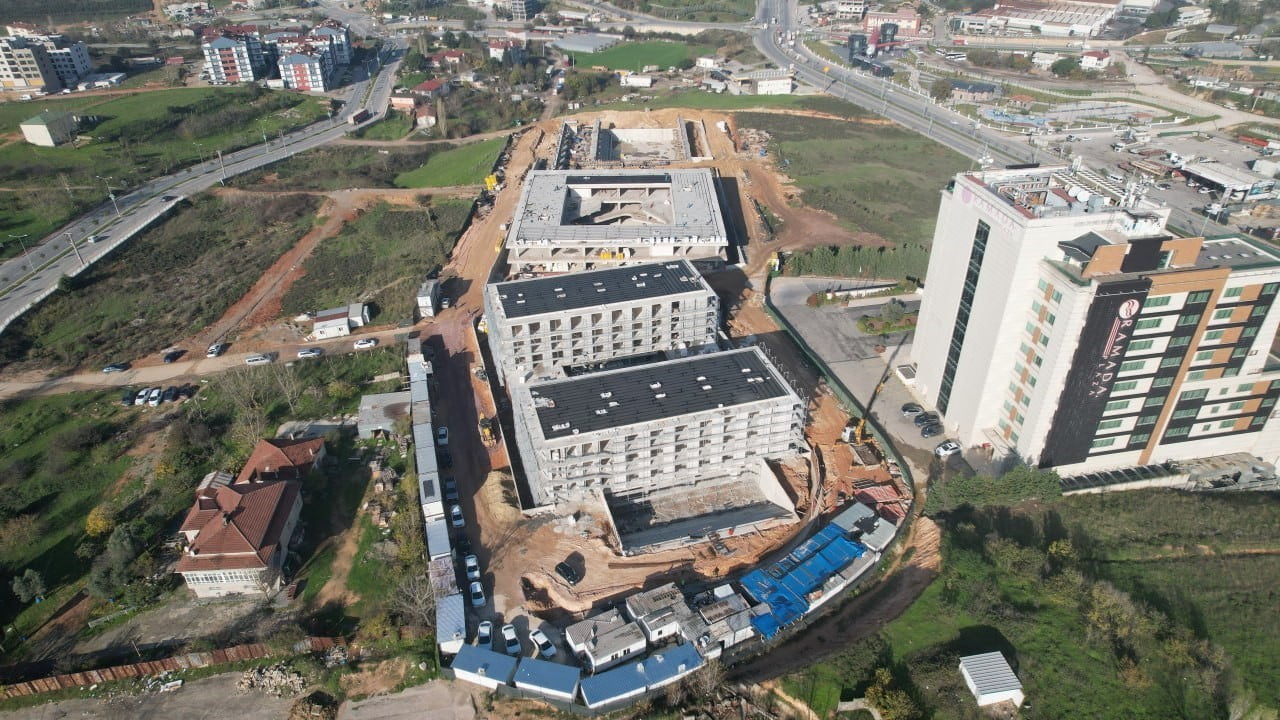 ÇAYIROVA BELEDİYE BAŞKANI BÜNYAMİN ÇİFTÇİ, İLÇEDE YAPIMI DEVAM EDEN SPOR LİSESİ İNŞAATINDA...