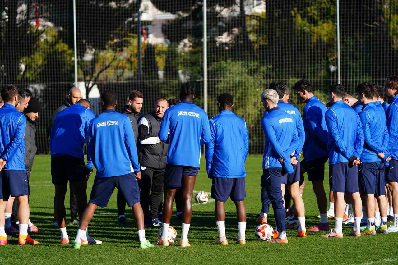 ÇAYKUR RİZESPOR, SEZONUN İKİNCİ YARISI ÖNCESİ ANTALYA’NIN SERİK İLÇESİNDE SÜRDÜRDÜĞÜ KAMP...