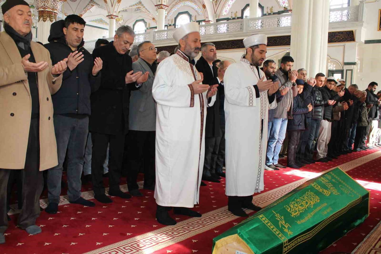 CENAZE TÖRENİNE MAHMUT TEA’NIN SAHİBİ MAHSUM ALTUNKAYA BAŞTA OLMAK ÜZERE MARDİN VALİSİ VE...