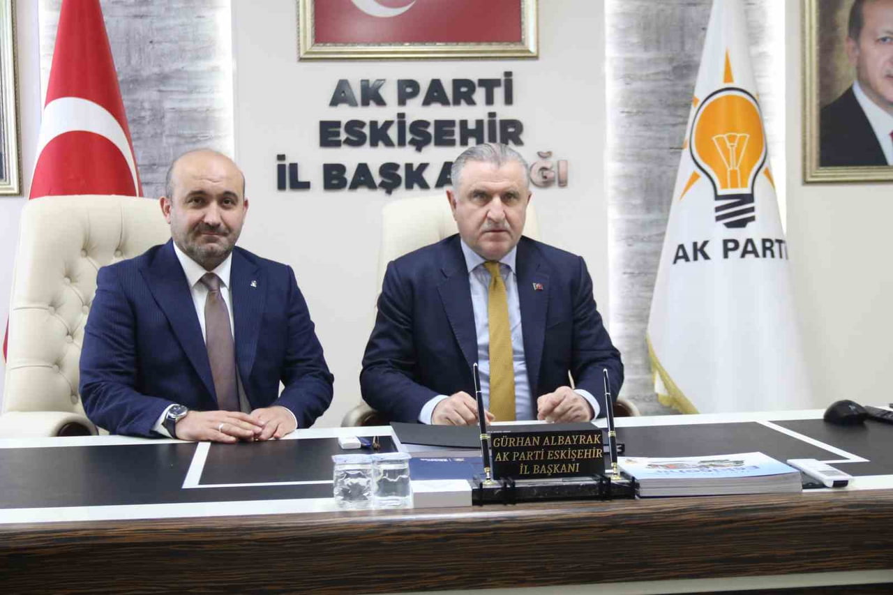 ÇEŞİTLİ TEMASLARDA BULUNMAK ÜZERE ESKİŞEHİR’E GELEN GENÇLİK VE SPOR BAKANI OSMAN AŞKIN BAK...