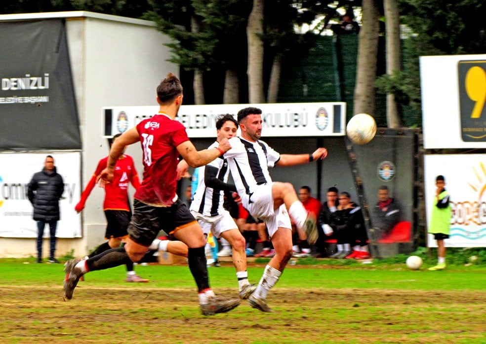 ÇEŞME BELEDİYESPOR, SAHASINDA KONUK ETTİĞİ GÜZELBAHÇE BELEDİYESPOR’U 3-2 MAĞLUP EDEREK BİTİME İKİ...