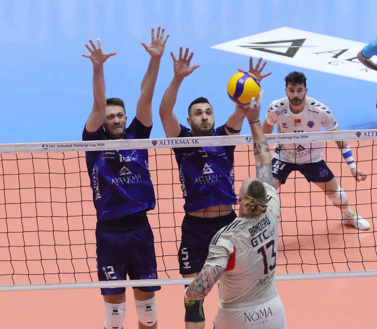 CEV CHALLENGE CUP’TA DEPLASMANDA 3-2 MAĞLUP OLDUĞU PORTEKİZ EKİBİ SPORT LİSBAO E BENFİCA’YI...