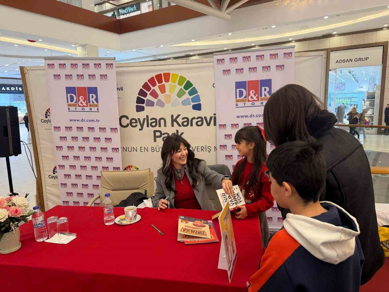 CEYLAN KARAVİL PARK AVM, ZİYARETÇİLERİNE SUNDUĞU ÖZEL ETKİNLİKLERLE DİKKAT ÇEKMEYE DEVAM EDİYOR....