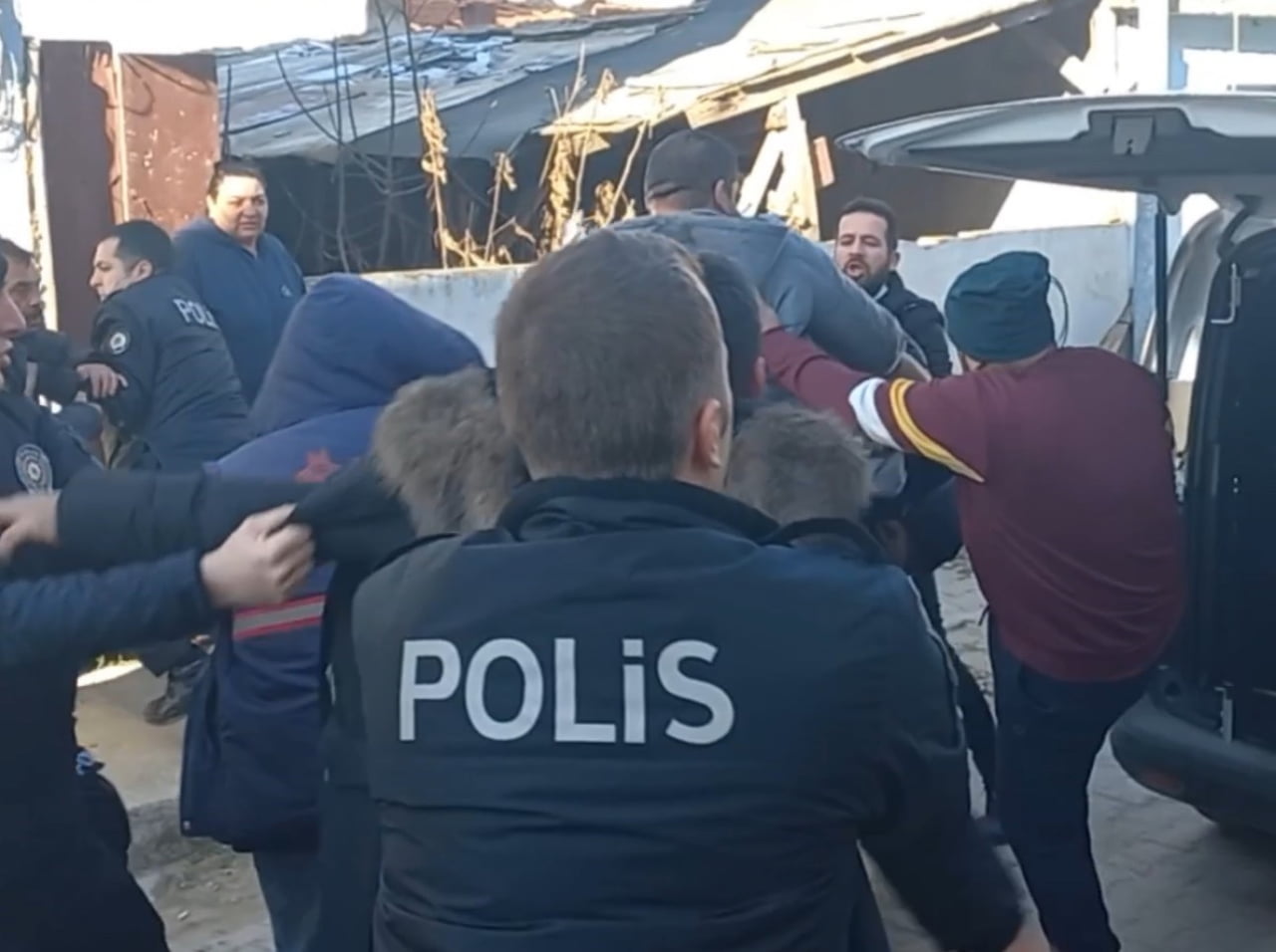 CEZAEVİNDEN KAÇAN MAHKÛM MAHALLEYİ BİRBİRİNE KATTI