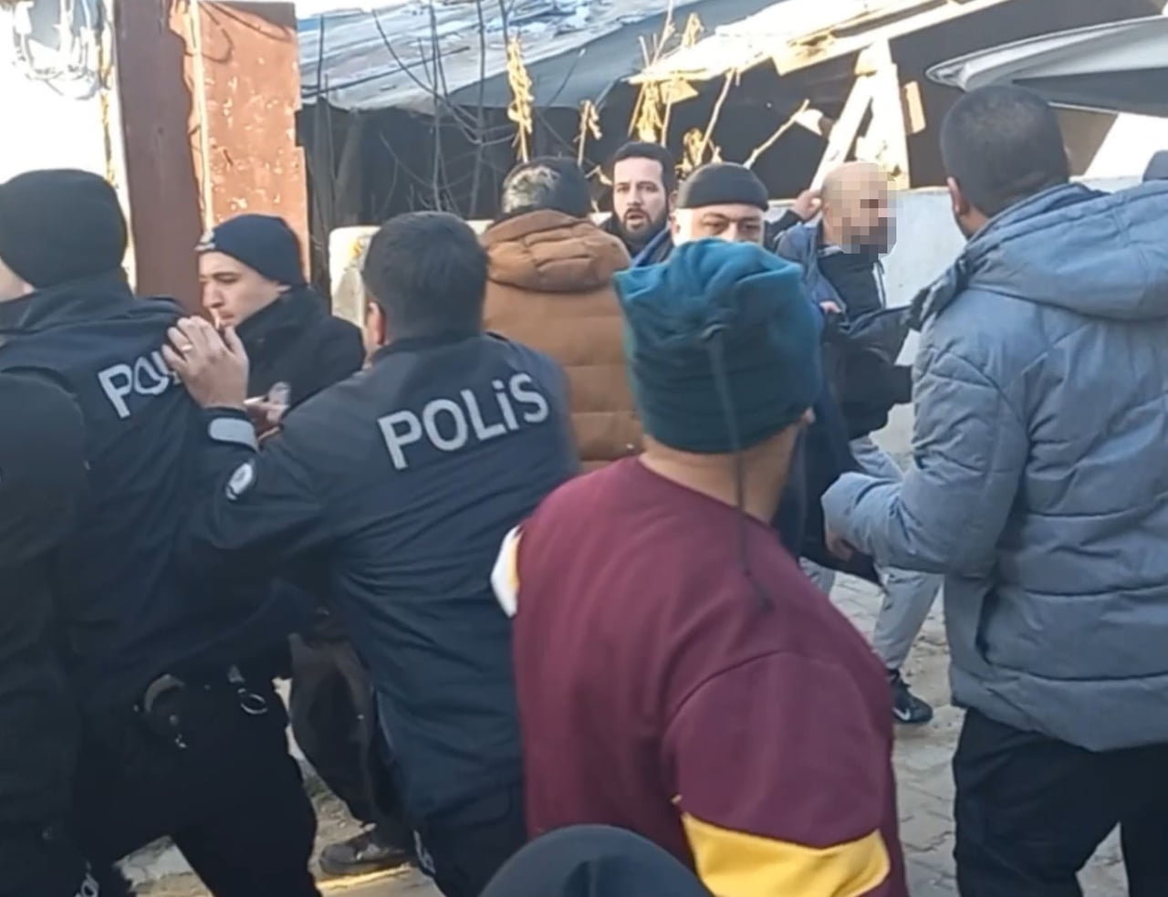 CEZAEVİNDEN KAÇAN MAHKÛM MAHALLEYİ BİRBİRİNE KATTI