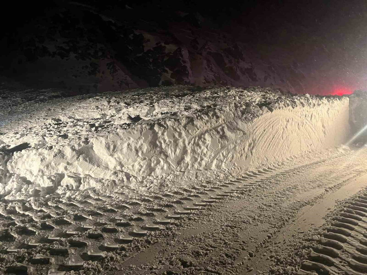 ÇIĞIN DÜŞTÜĞÜ ERZİNCAN-SİVAS KARA YOLU ULAŞIMA AÇILDI