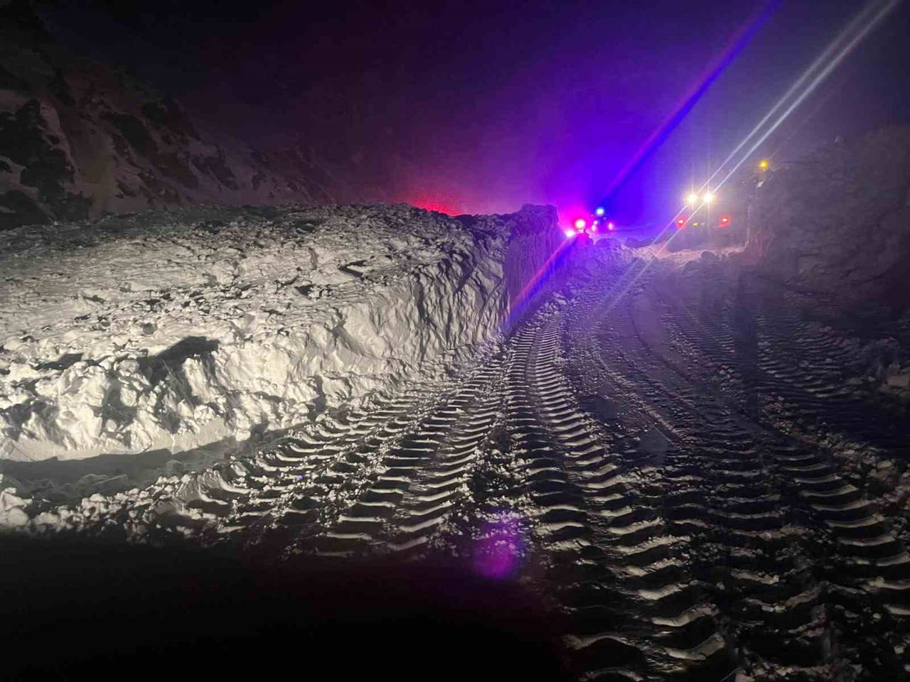 ÇIĞIN DÜŞTÜĞÜ ERZİNCAN-SİVAS KARA YOLU ULAŞIMA AÇILDI