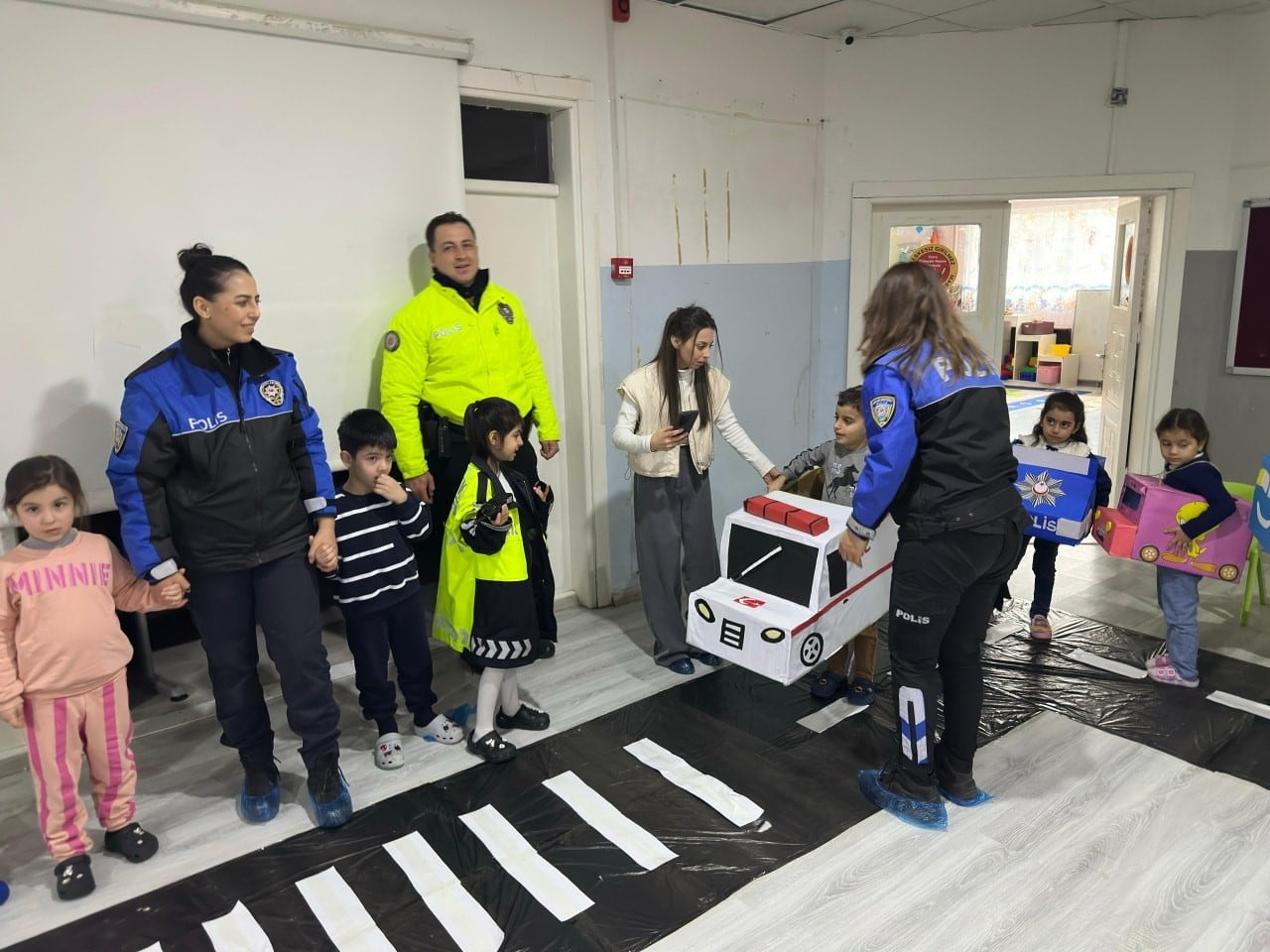 CİZRE İLÇE EMNİYET MÜDÜRLÜĞÜ TOPLUM DESTEKLİ POLİSLİK BÜRO AMİRLİĞİ EKİPLERİ, POLİSLİĞİ TANITMAK...