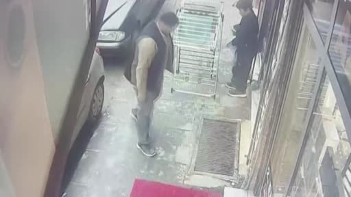 Çocuk açılan mazgaldan aşağı böyle düştü