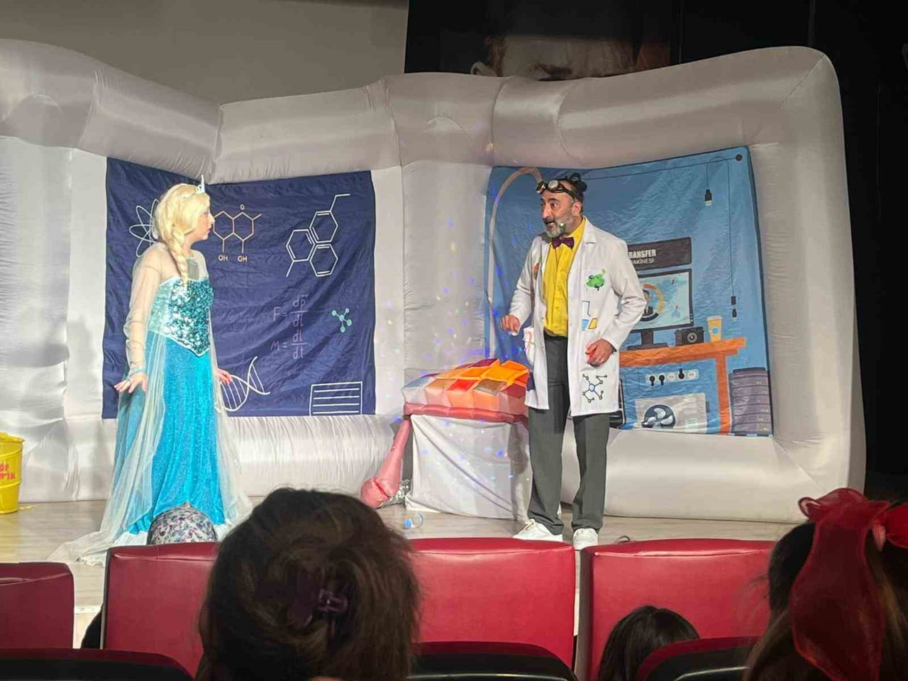 ÇOCUKLAR TİYATRO İLE HEM EĞLENDİ HEM ÖĞRENDİLER