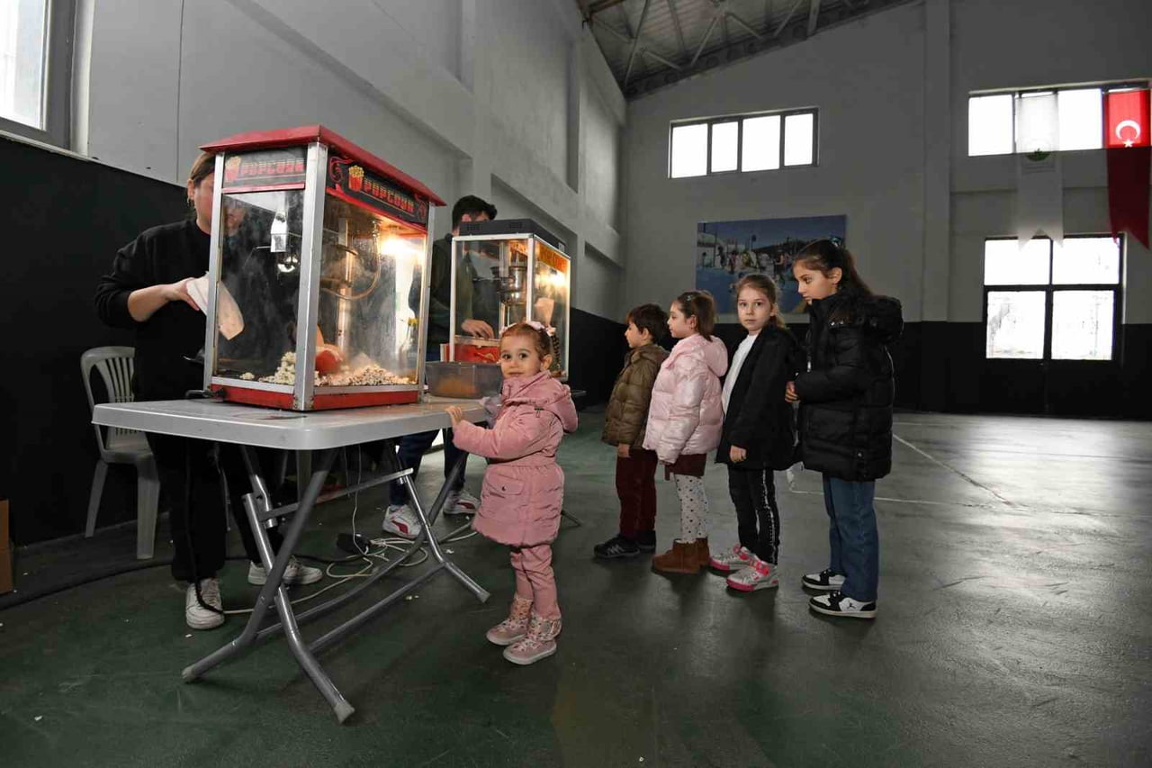 ‘ÇOCUKLARA YARIYIL TATİLİNDE SİNEMA KEYFİ’ PROGRAMI, ERTUĞRUL SAĞLAM SPOR TESİSİ’NDE GERÇEKLEŞEN...