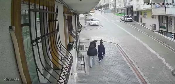 ÇOCUKLARDAN BİRİ ÇANTANIN İÇİNDEN 2 BİN TL PARAYI ALDI