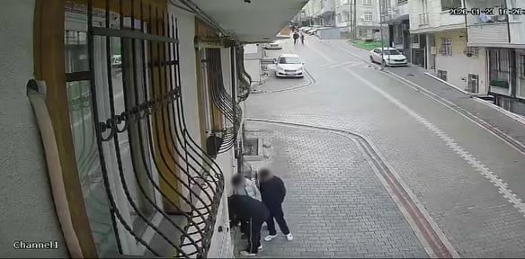 ÇOCUKLARDAN BİRİ ÇANTANIN İÇİNDEN 2 BİN TL PARAYI ALDI