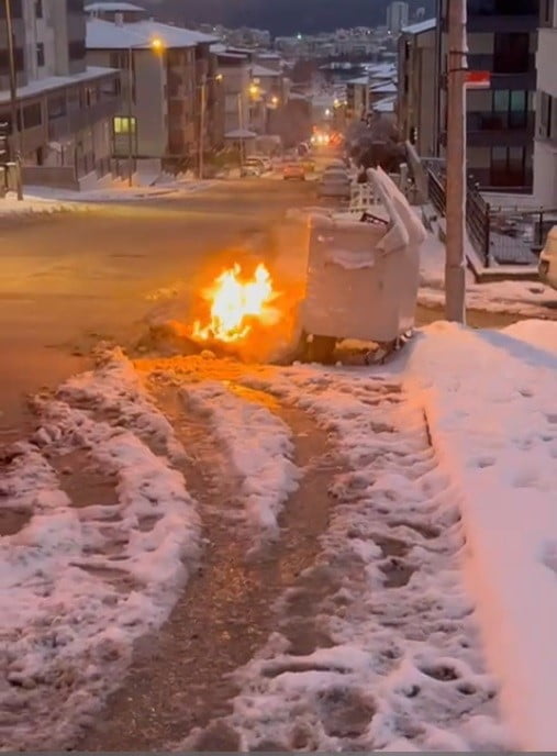 ÇÖP KONTEYNIRI YANINA BIRAKILAN EŞYALAR ALEV ALDI