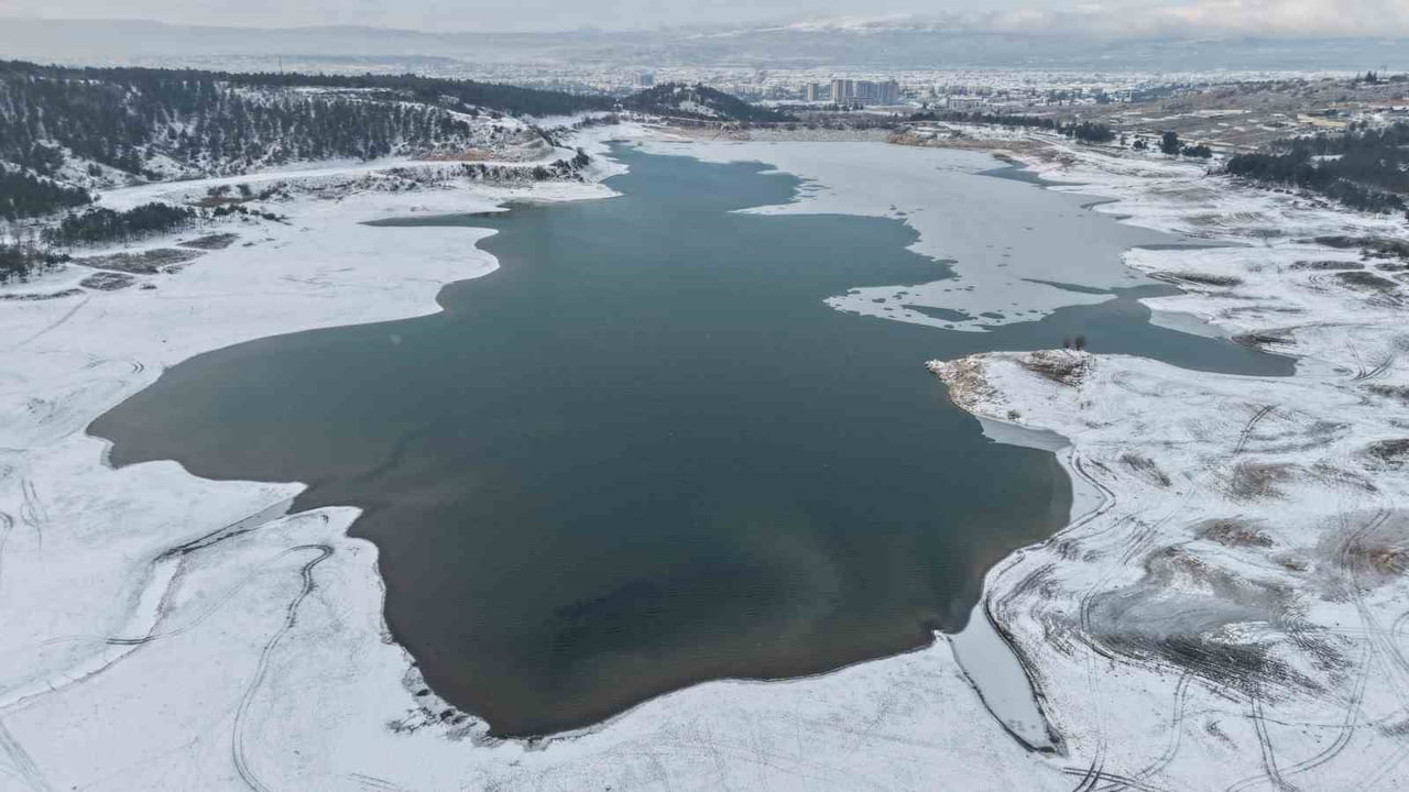 ÇORUM'DA BEYAZA BÜRÜNENEN VE YÜZEYİ KISMEN BUZ TUTAN ÇOMAR BARAJI, GÖRSEL ŞÖLEN OLUŞTURDU.