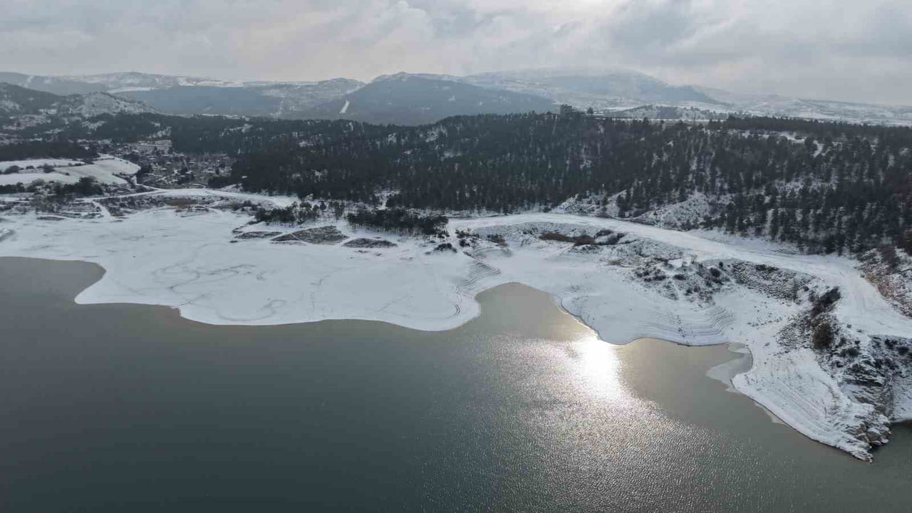 ÇORUM'DA BEYAZA BÜRÜNENEN VE YÜZEYİ KISMEN BUZ TUTAN ÇOMAR BARAJI, GÖRSEL ŞÖLEN OLUŞTURDU.