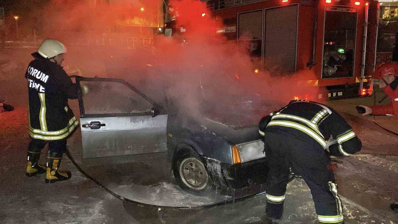 ÇORUM'DA SAHİBİ TARAFINDAN ÇALIŞTIRILMAK İSTENEN OTOMOBİLİN MOTOR KISMINDA YANGIN ÇIKTI. İTFAİYE...