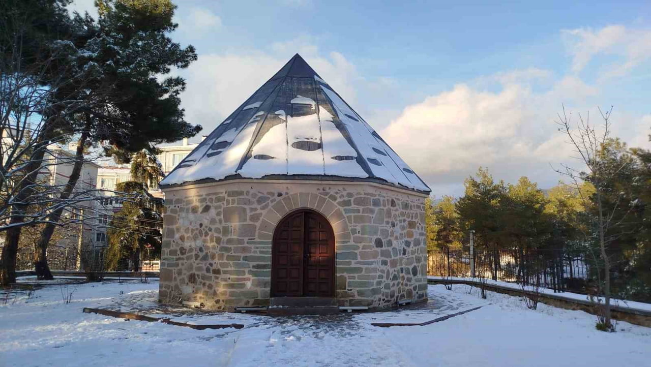 ÇORUM'UN OSMANCIK İLÇESİNDE UZUN SÜREDİR BEKLENEN KAR YAĞIŞI ETKİLİ OLDU. SABAH SAATLERİNDE LAPA...