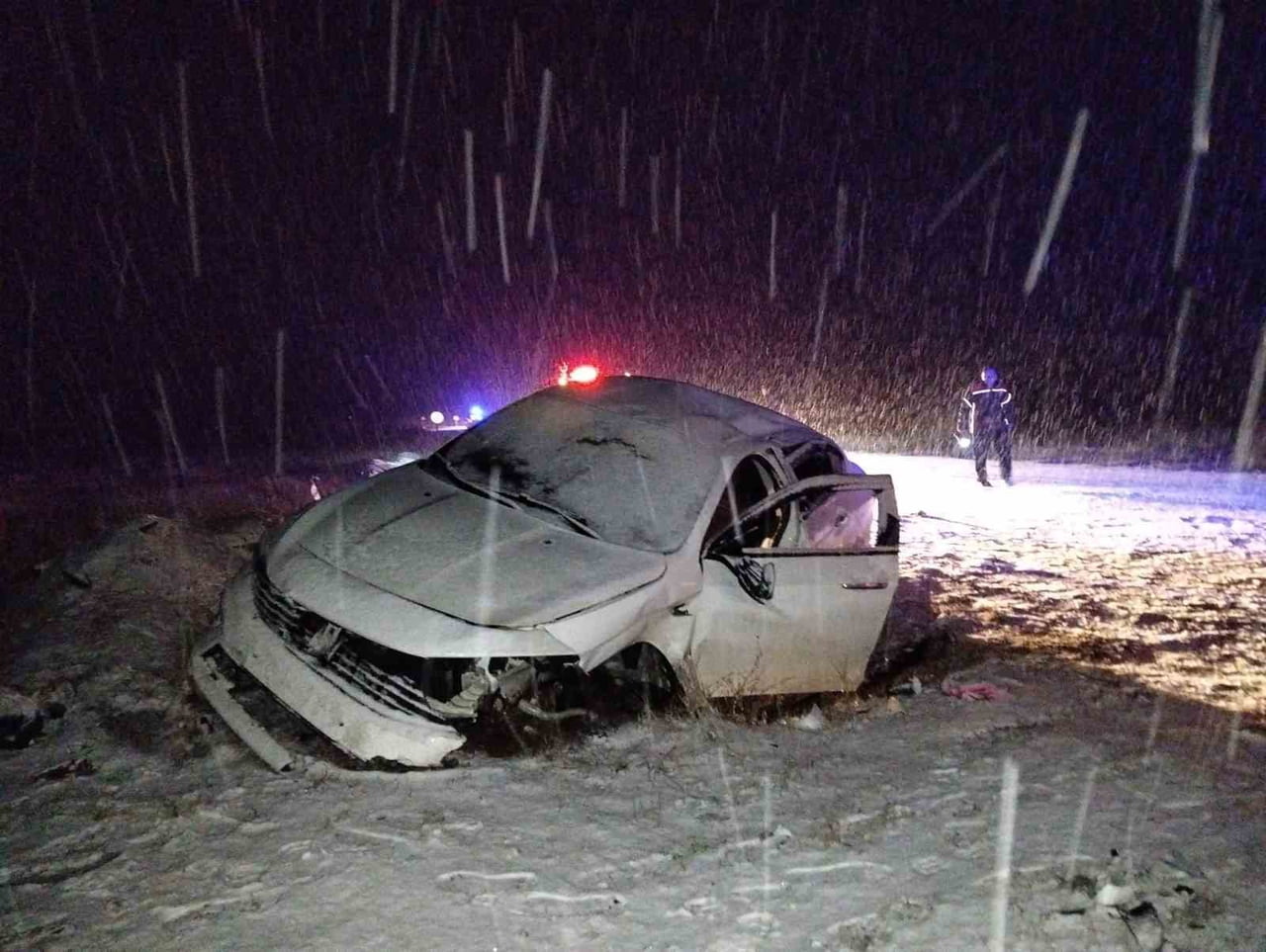 ÇORUM'UN SUNGURLU İLÇESİNDE YOĞUN KAR YAĞIŞI SEBEBİYLE KAYGANLAŞAN YOLDA TAKLA ATAN OTOMOBİLDEKİ 7...