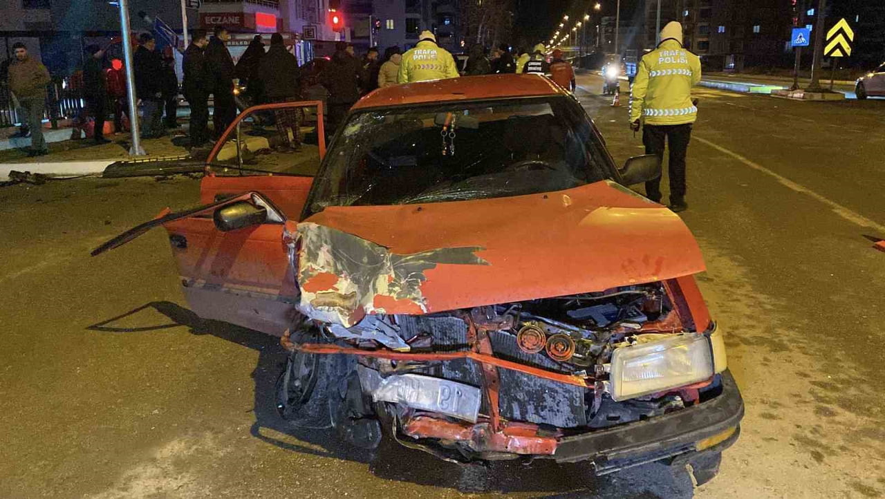 ÇORUM’DA İKİ OTOMOBİLİN ÇARPIŞMASI NETİCESİNDE MEYDANA GELEN KAZADA 4 KİŞİ YARALANDI.