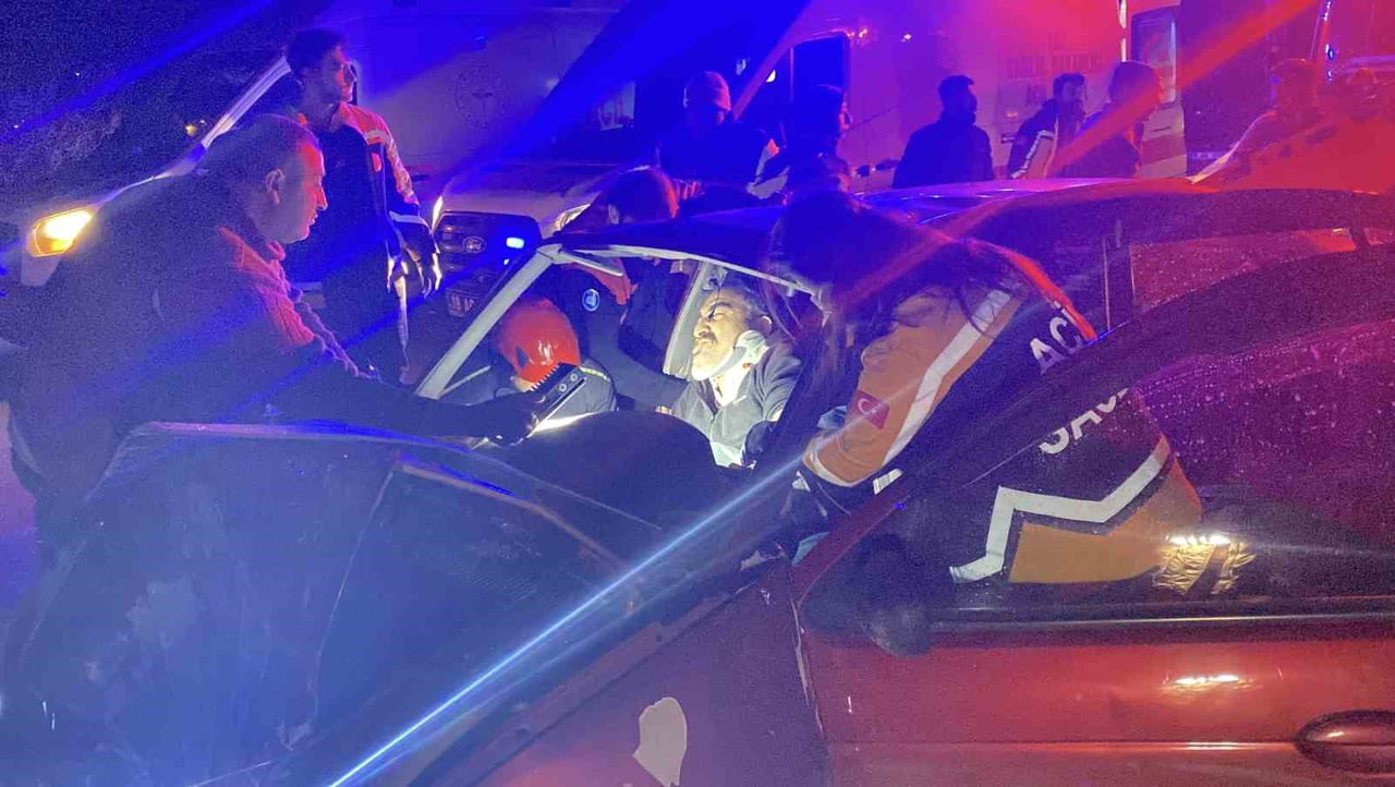 ÇORUM’DA İKİ OTOMOBİLİN ÇARPIŞMASI NETİCESİNDE MEYDANA GELEN TRAFİK KAZASINDA 3'Ü ÇOCUK 8 KİŞİ...