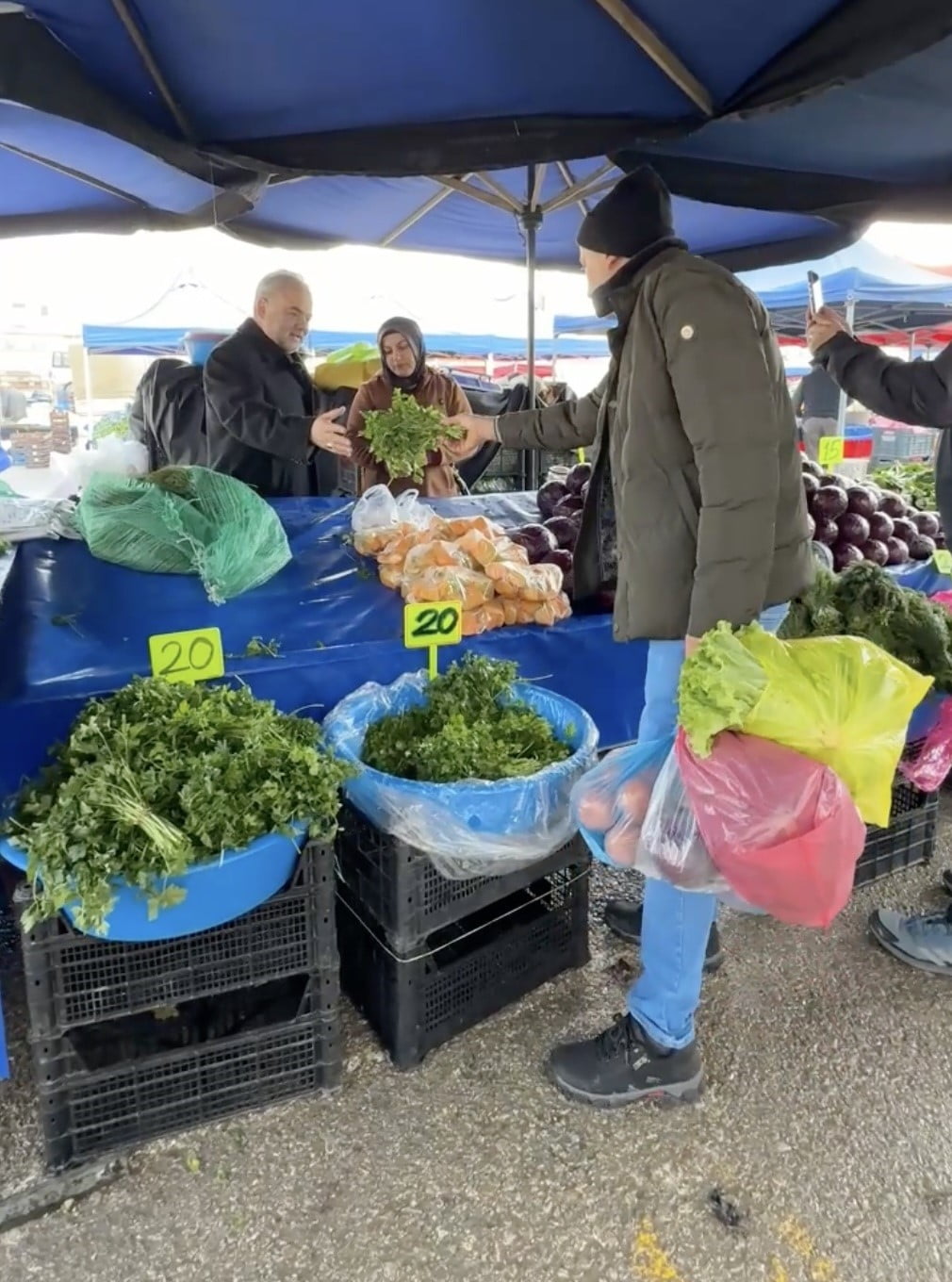 ÇORUM’DA SEMT PAZARINDA YAŞANAN ÜRÜN KALİTESİ PROBLEMLERİ, SEÇEREK ALMANIN ZORUNLU HALE...