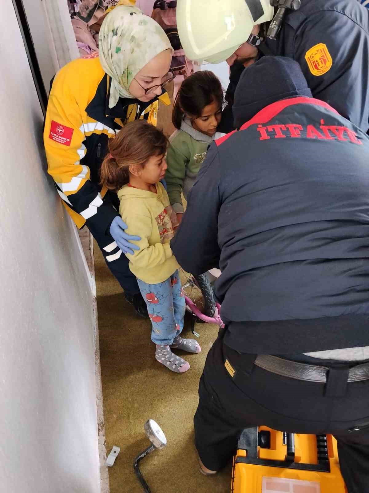 ÇORUM’UN ALACA İLÇESİNDE BİSİKLET ZİNCİRİNE PARMAĞI SIKIŞAN ÇOCUK, İTFAİYE EKİPLERİNİN...