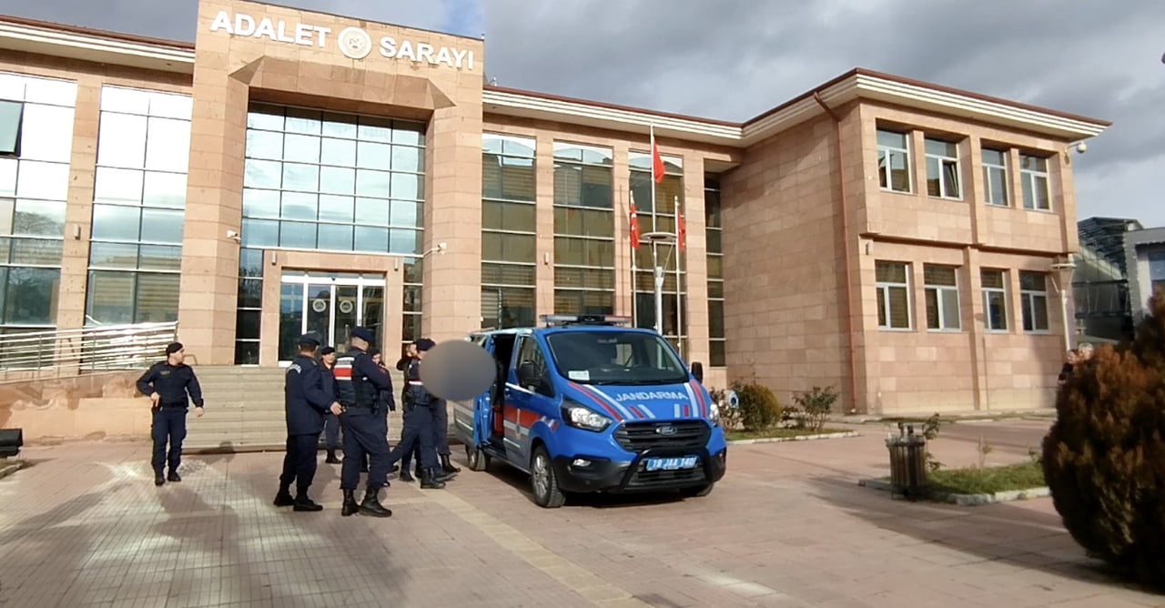 ÇORUM’UN OSMANCIK İLÇESİNDE JANDARMA EKİPLERİNCE DÜZENLENEN UYUŞTURUCU OPERASYONUNDA GÖZALTINA...