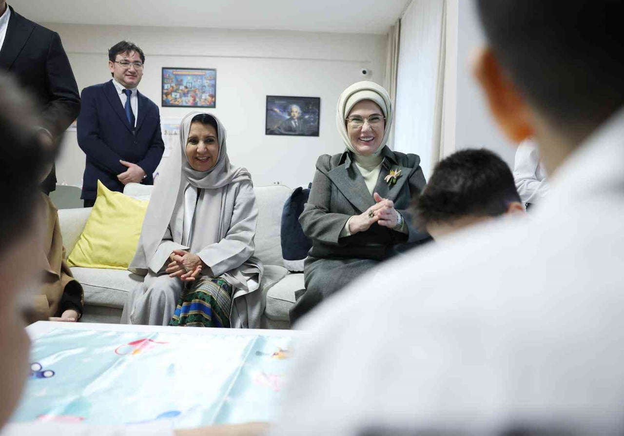 CUMHURBAŞKANI'N EŞİ EMİNE ERDOĞAN, BAHÇELİEVLER'DE, AİLE VE SOSYAL HİZMETLER BAKANLIĞI'NA BAĞLI...