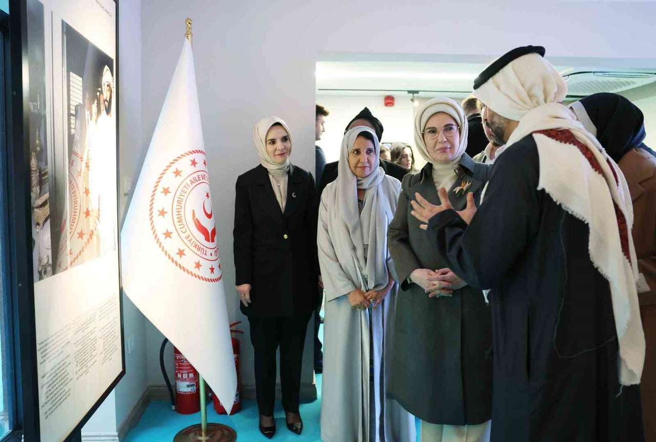 CUMHURBAŞKANI'N EŞİ EMİNE ERDOĞAN, BAHÇELİEVLER'DE, AİLE VE SOSYAL HİZMETLER BAKANLIĞI'NA BAĞLI...