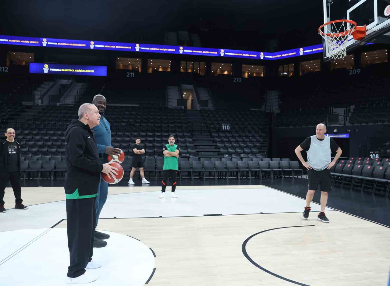 CUMHURBAŞKANI RECEP TAYYİP ERDOĞAN, AMERİKALI ÜNLÜ BASKETBOLCU SHAQUİLLE O'NEAL İLE BASKETBOL...