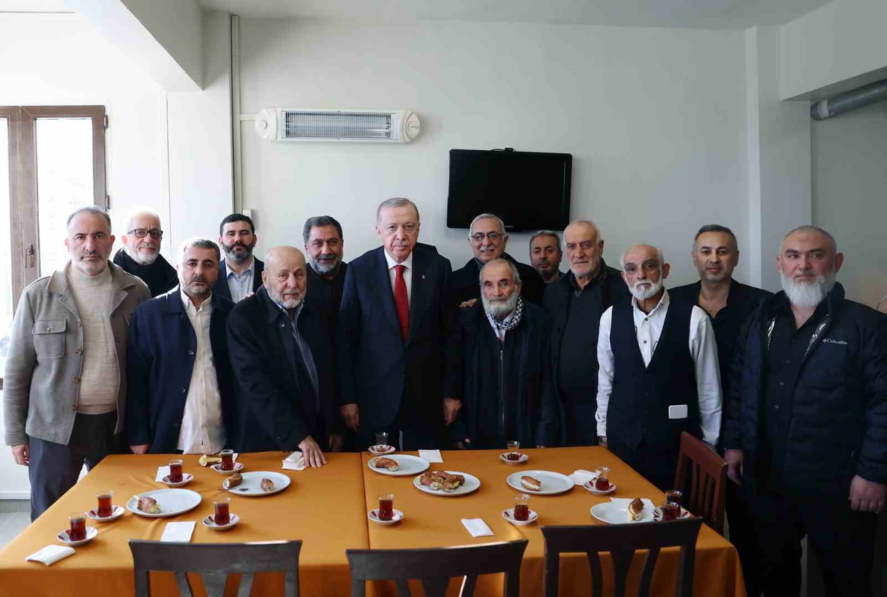 CUMHURBAŞKANI RECEP TAYYİP ERDOĞAN, FUTBOL OYNADIĞI DÖNEMDE SIKÇA GELDİĞİ TOPHANE TAYFUN SPOR...