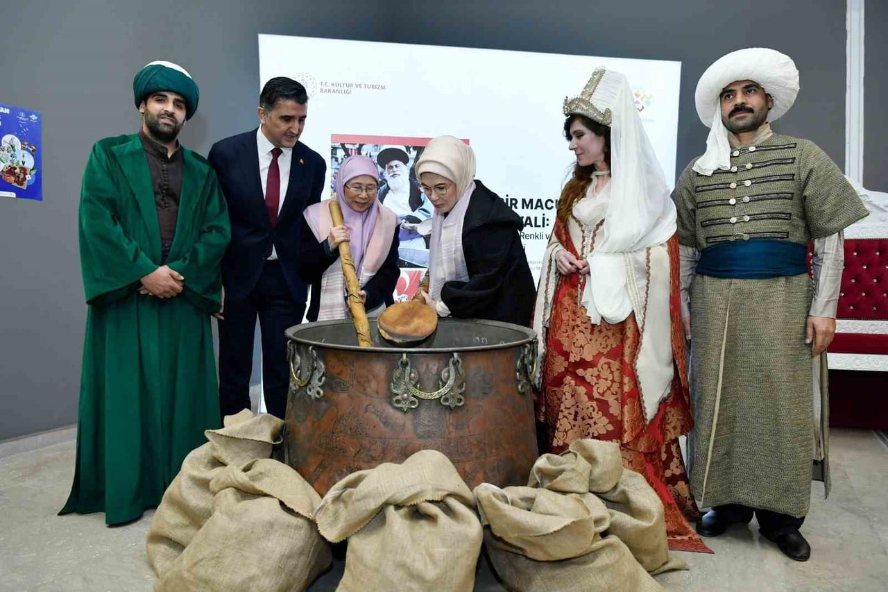 CUMHURBAŞKANI RECEP TAYYİP ERDOĞAN’IN EŞİ EMİNE ERDOĞAN İLE MALEZYA BAŞBAKANI ENVER İBRAHİM’İN EŞİ...