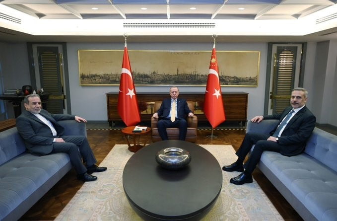 CUMHURBAŞKANI RECEP TAYYİP ERDOĞAN, İRAN DIŞİŞLERİ BAKANI ABBAS ERAKÇİ'Yİ KABUL ETTİ.