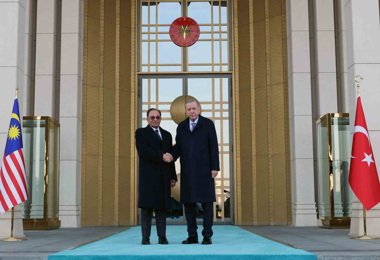 CUMHURBAŞKANI RECEP TAYYİP ERDOĞAN, MALEZYA BAŞBAKANI ENVER İBRAHİM'İ TÖRENLE KARŞILADI.