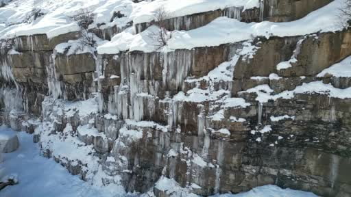 Dağlarda buzdan şelale oluştu