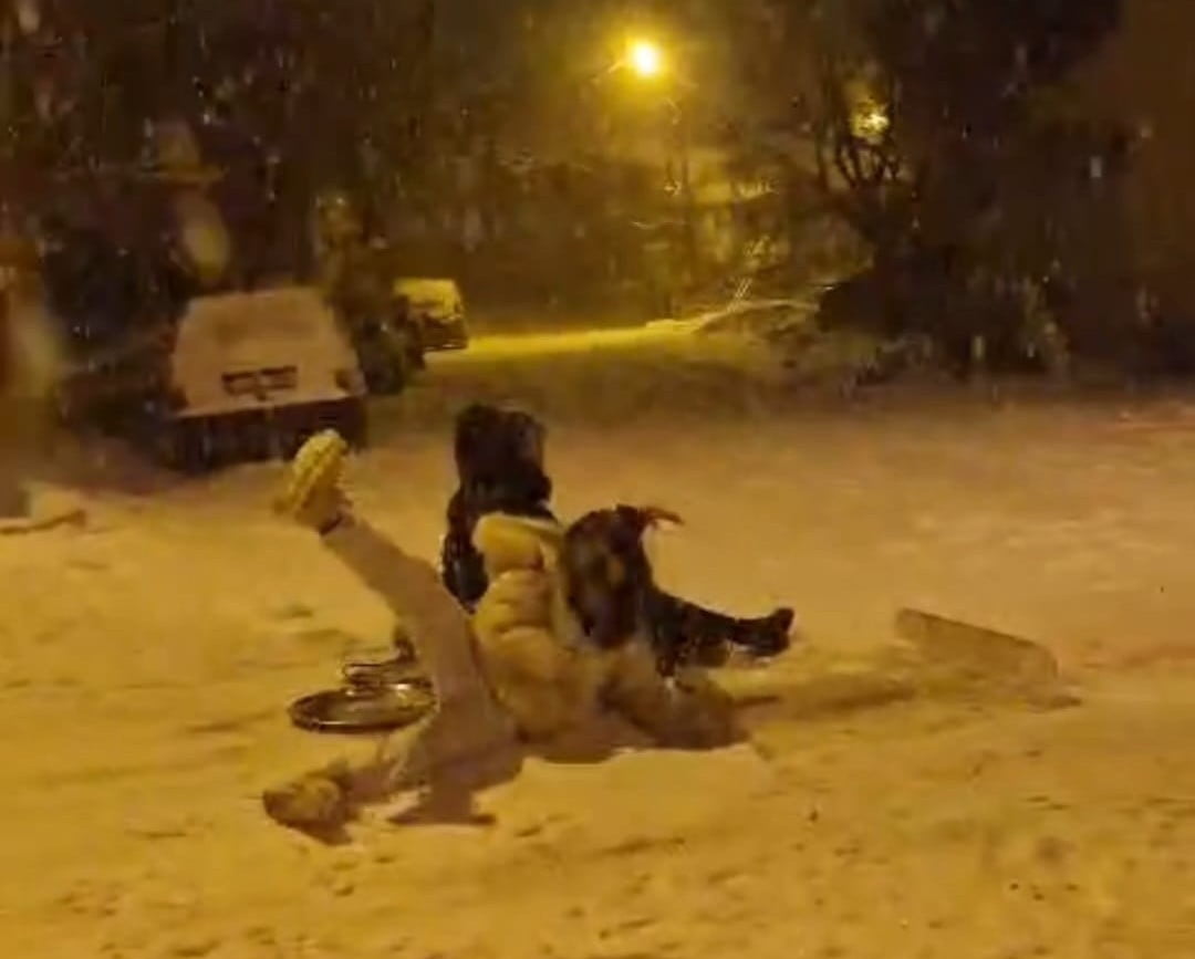 DARENDE'DE MAHALLE SAKİNLERİ KARIN KEYFİNİ KAYARAK ÇIKARDI