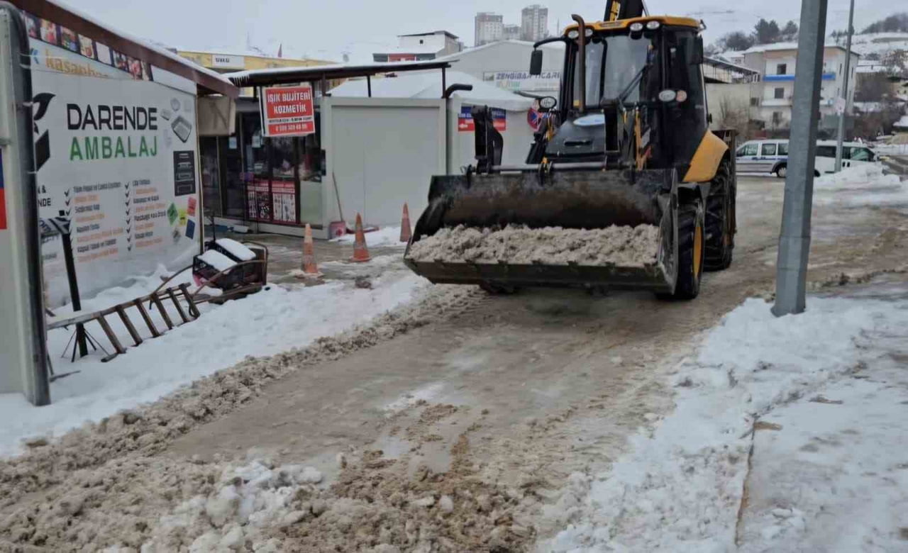 DARENDE BELEDİYESİ KARLA MÜCADELEDE 7/24 SAHADA