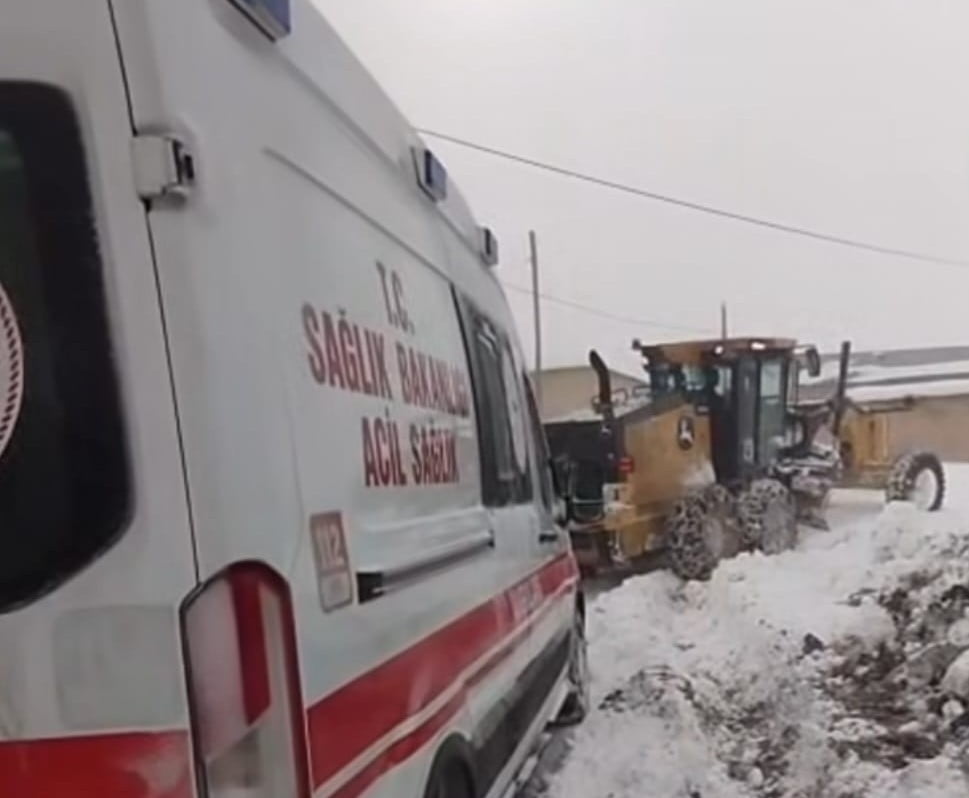 DARENDE BELEDİYESİ’NİN KARLA MÜCADELE ÇALIŞMALARI KESİNTİSİZ SÜRÜYOR