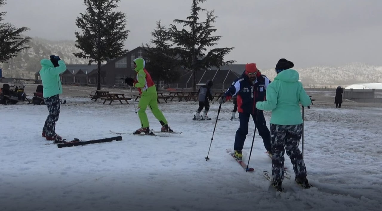 DAVRAZ KAYAK MERKEZİ’NDE ETKİLİ OLAN KAR YAĞIŞI ÖZELLİKLE ZİRVEDE KENDİNİ GÖSTERİRKEN...