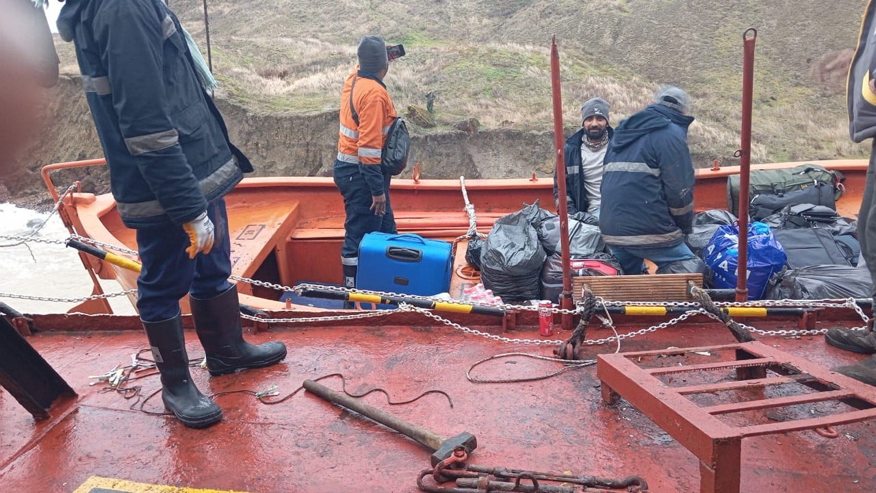 DENİZCİLİK GENEL MÜDÜRLÜĞÜ, KARADENİZ’DE SÜRÜKLENEREK KARAYA OTURAN HAPPY ARAS GEMİSİNDEKİ 3 Ü...