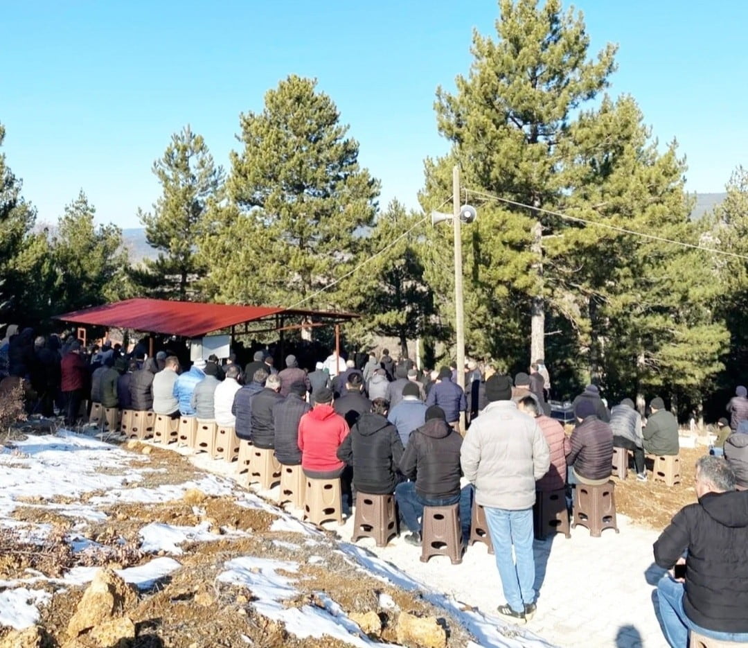 DENİZLİ'NİN MERKEZEFENDİ İLÇESİNDE, ÇALIŞTIĞI FABRİKADA ISINMAK İÇİN SOBAYA DÖKTÜĞÜ TİNERİN...