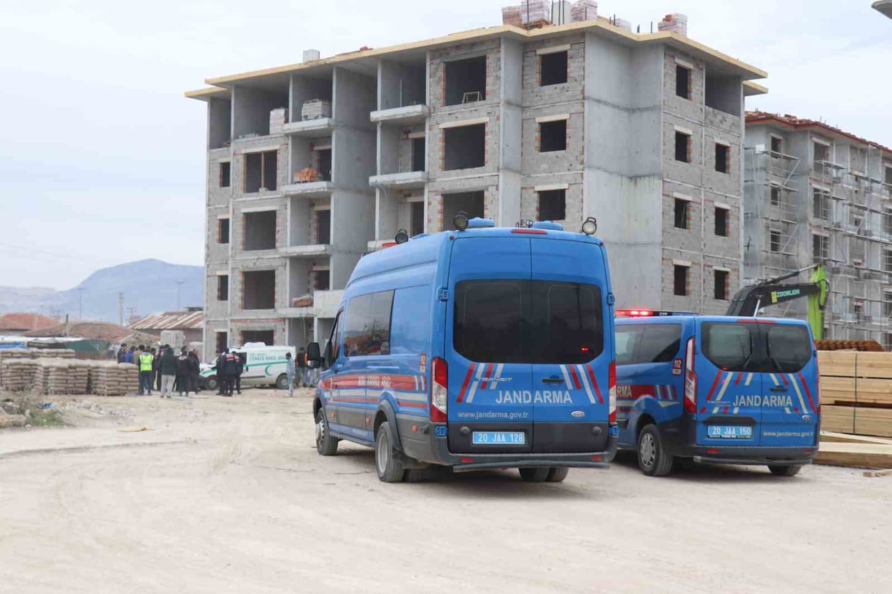 DENİZLİ’DE 53 YAŞINDAKİ ADAM ÇALIŞTIĞI İNŞAATTA 5. KATIDAN ASANSÖR BOŞLUĞUNA DÜŞTÜ. ZEMİNE ÇAKILAN...