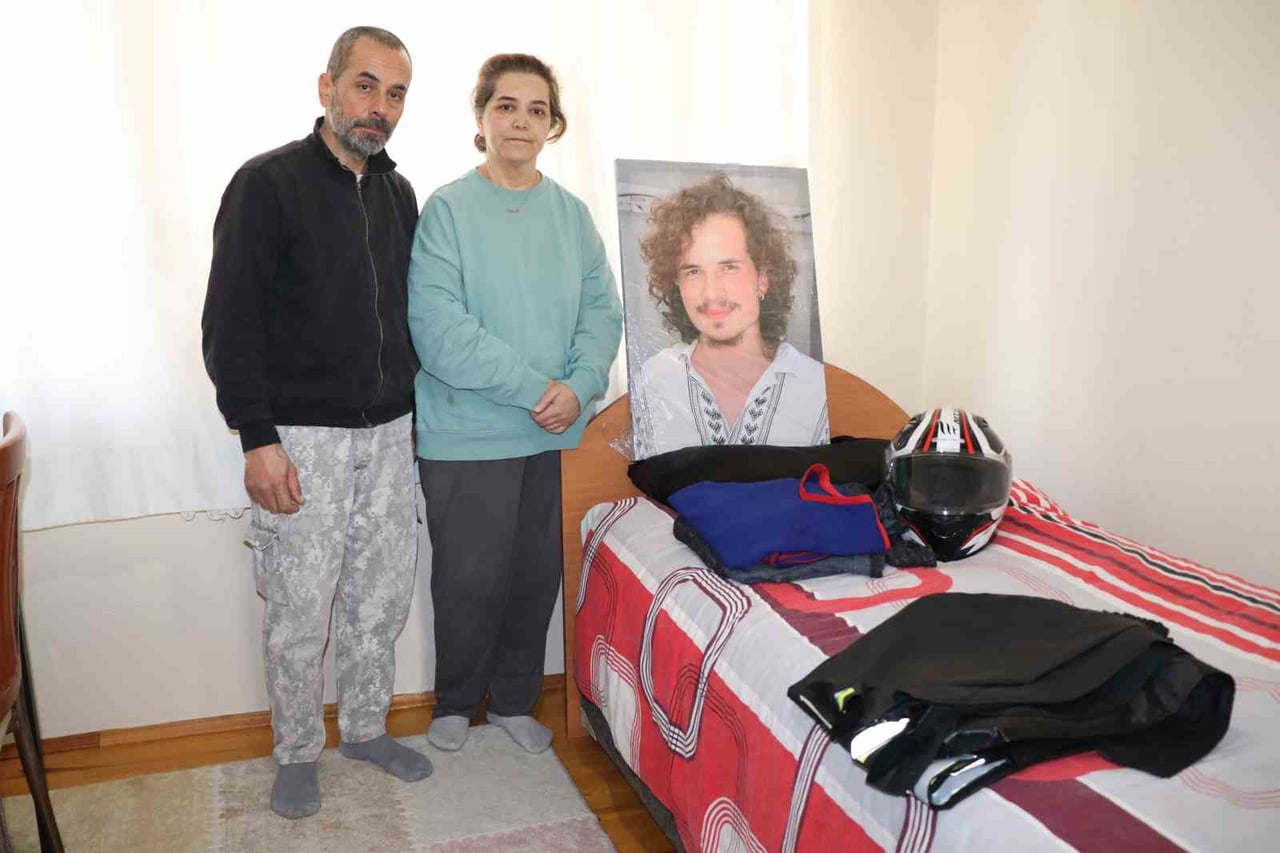 DENİZLİ’DE GEÇTİĞİMİZ YIL OTOMOBİLİN VE MOTOSİKLETİN KARIŞTIĞI KAZADA HAYATINI KAYBEDEN 25...