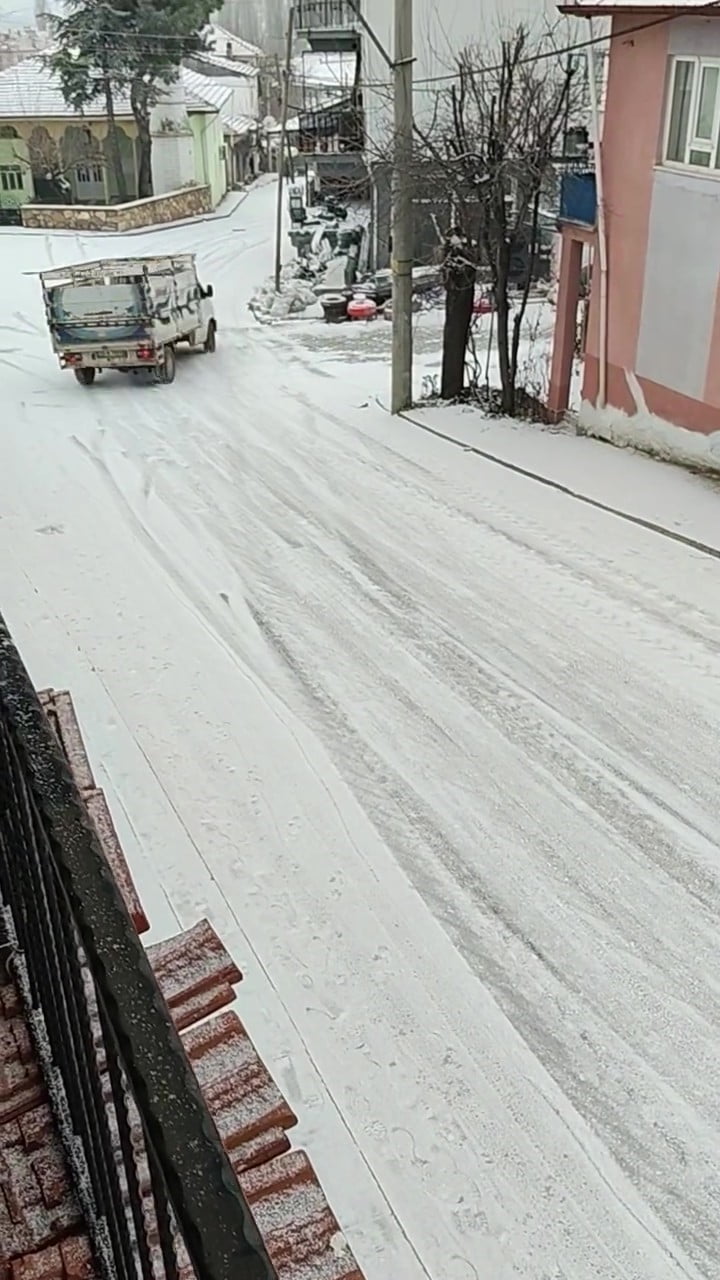 DENİZLİ’DE KAR YAĞIŞI SONRASI BUZLANAN YOLDA ARAÇLAR ZOR ANLAR YAŞADI. BİR SÜRÜCÜNÜN BUZLU YOLDA...