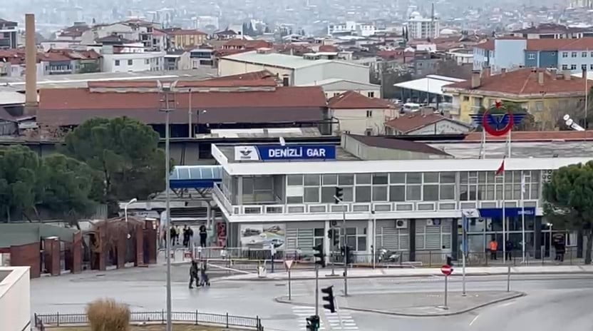 DENİZLİ’DE TREN GARI ÖNÜNDE UNUTULAN VALİZ BOMBA PANİĞİ OLUŞTURDU. BOMBA İMHA EKİPLERİ TARAFINDAN...