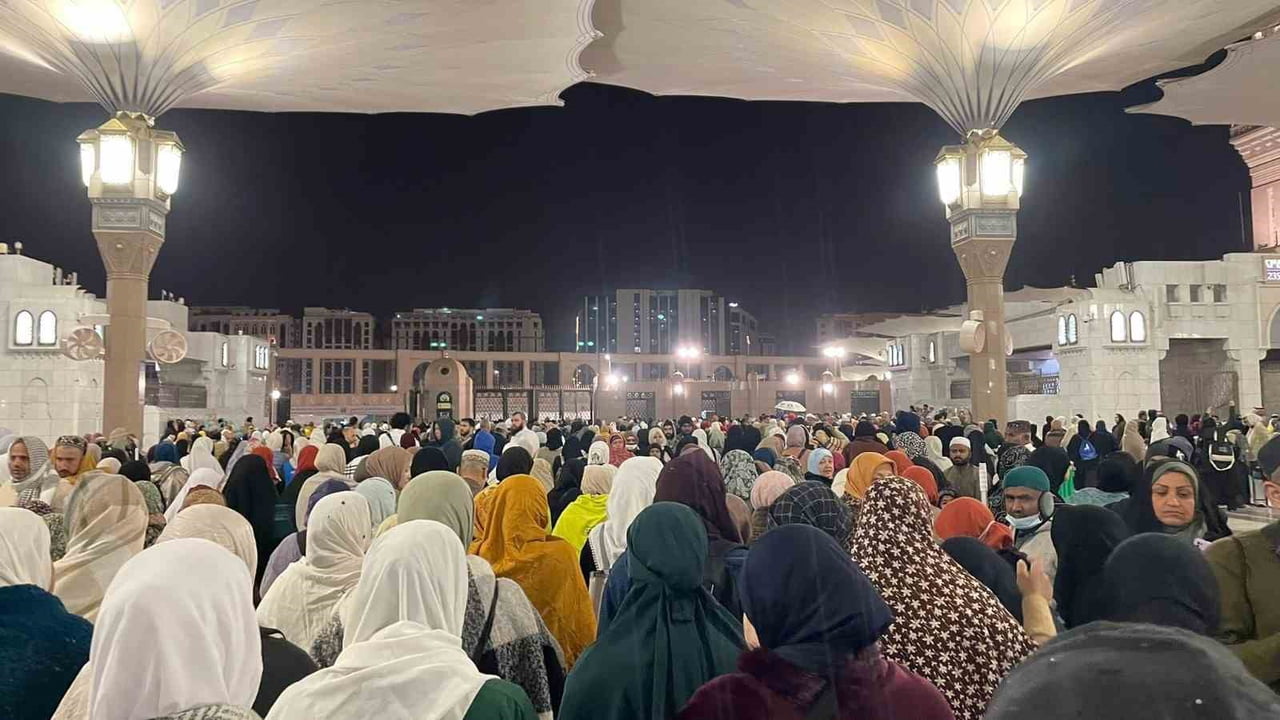 DENİZLİ İL MÜFTÜLÜĞÜ ORGANİZASYONUYLA MEDİNE’DE UMRE GRUBUNDAKİ KADIN UMRECİLER, SABAH NAMAZININ...