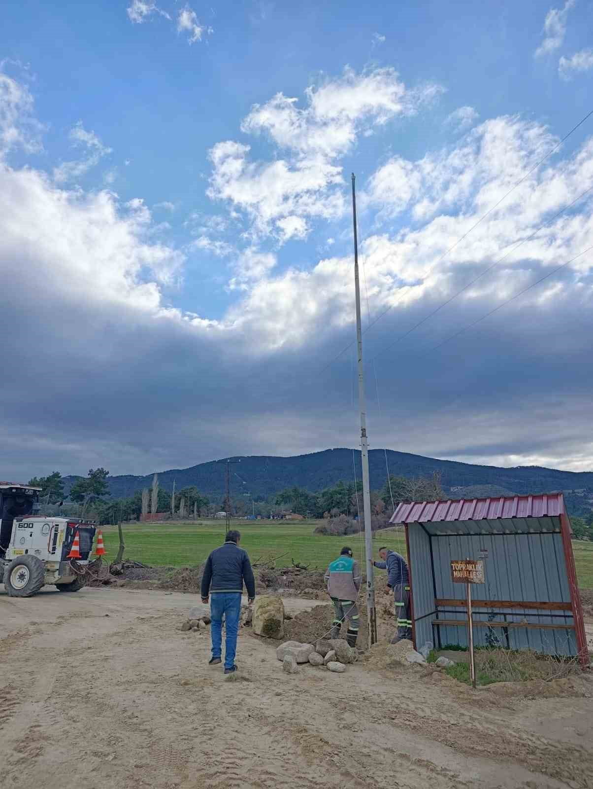 DENİZLİ’NİN BULDAN İLÇESİNDE KÖYÜN ZİRVESİNE BAYRAK DİKMEK İSTEYEN VATANDAŞ, YAPIP AŞAMASINDA...